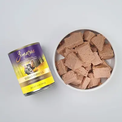 以精瘦火雞肉、火雞高湯及火雞肝製成，提供美味且極易消化的餐點。其含有78%的水分，在幫助補充優質水分的同時，更能提供維持強健肌肉與健康體重所需的必需胺基酸。火雞天然富含硒、核黃素與維他命B群，有助促進新陳代謝與免疫功能，這款有限成分的肉泥質地配方，非常適合作為日常餵食或輪替飲食的優質選擇。