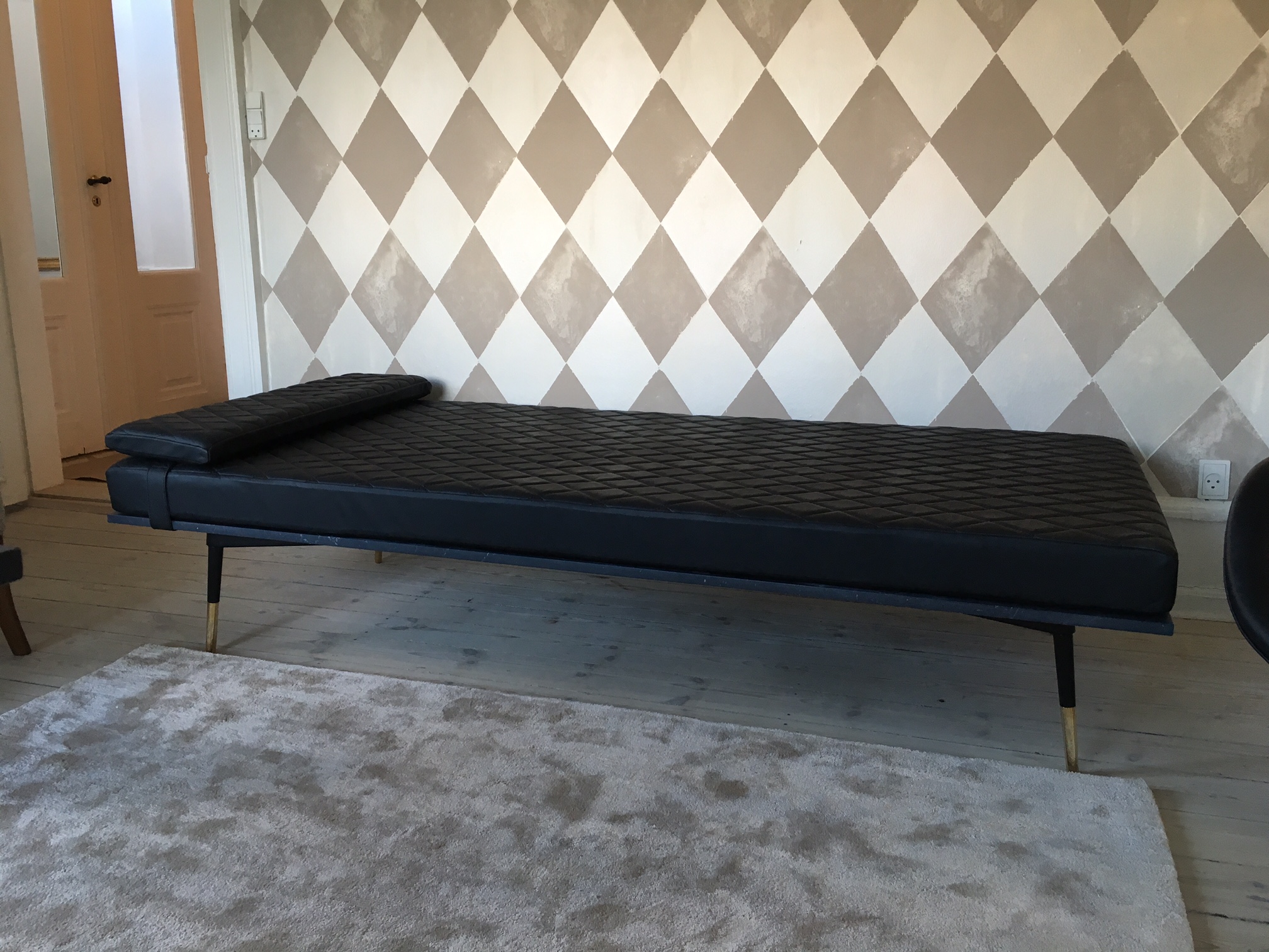 BLACK DAYBED