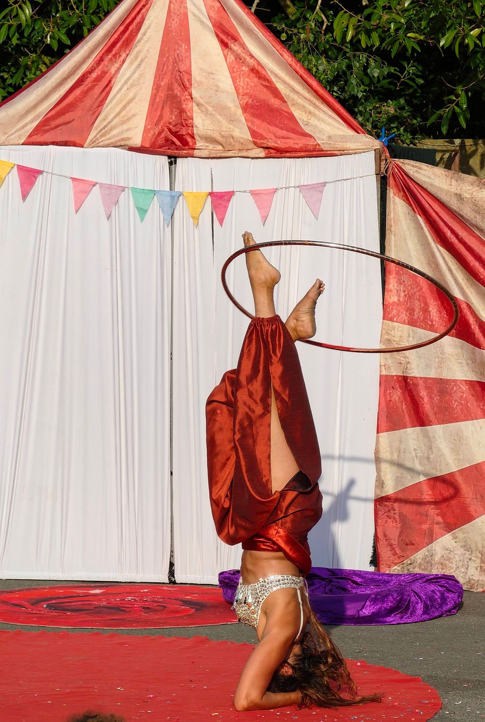 Mariangeles Kalamar directrice et acrobate de la compagnie Circo Criollo. En danseuse de cerceaux à Juziers et à Bernes sur Oise