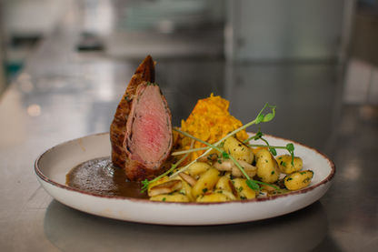 Rosa gebratener Rehrücken mit Kürbisgemüse und Gnocchi.