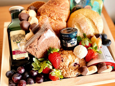 Cesta de café da manhã ou chá da tarde para presentear. Cestas feitas com produtos de alta qualidade. Vem com suco, croissant, muffin, iogurte, frutas da estação, geleia importada. Um café da manhã inesquecível.