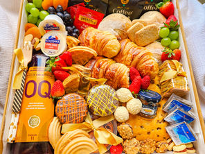Cesta de café da manhã para toda a família. Feita com produtos de alta qualidade. Vem com suco, croissant, muffin, iogurte, frutas da estação, geleia importada, bolo, biscoitos e muito mais. Um café da manhã inesquecível.