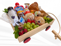 Cesta de café da manhã divertida para o Dia das Crianças com guloseimas, suco e frutas frescas.