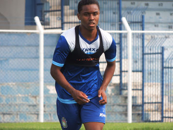 De olho na base: Markson, talento que conduz o meio de campo no Sub-20