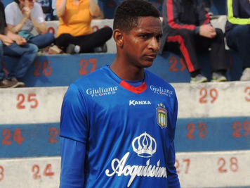 Hernandes festeja aniversário com primeiro gol no profissional