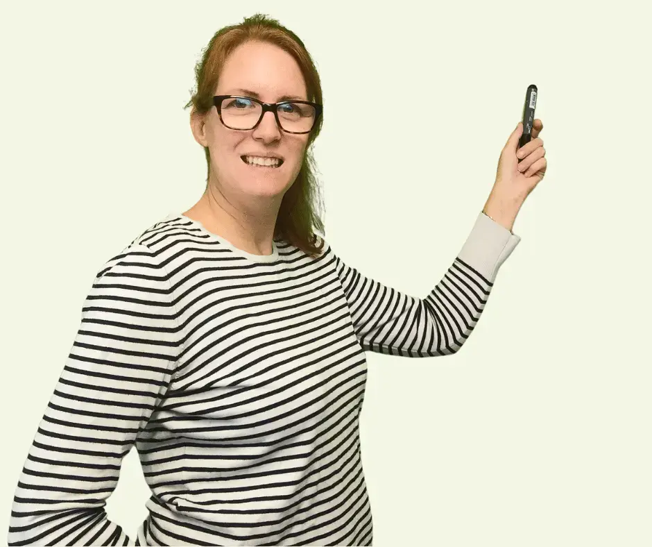 Melanie-Holl-mit-Stift.webp