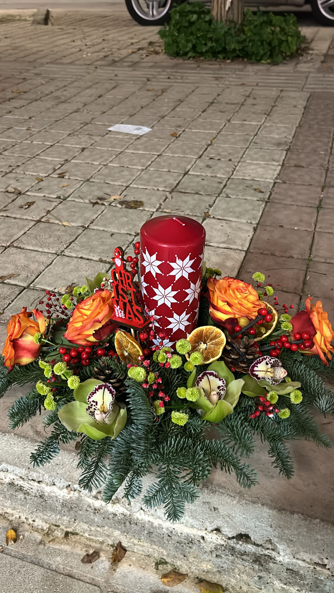 Πρωτοχρονιάτικη σύνθεση με κερί έλατο ορχιδέες