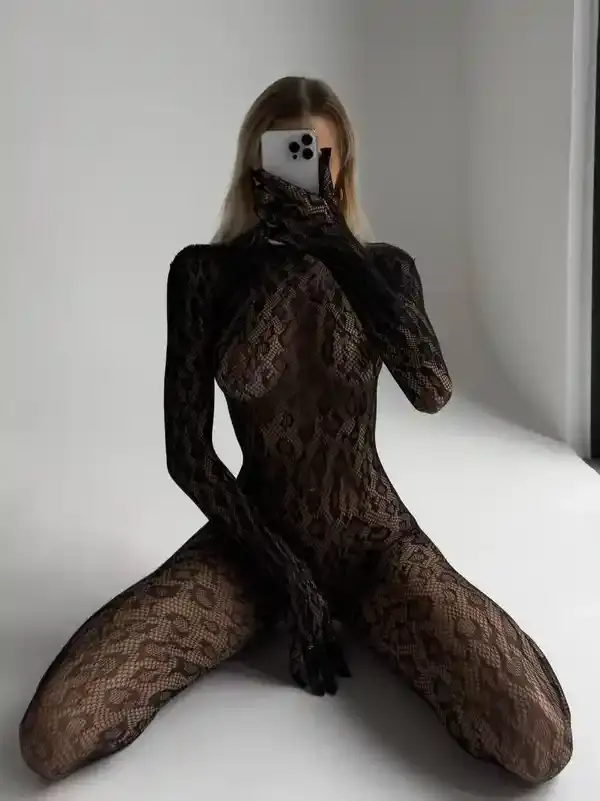 Миниатюра: Еластичен мрежест чорапогащник, подчертаващ извивките