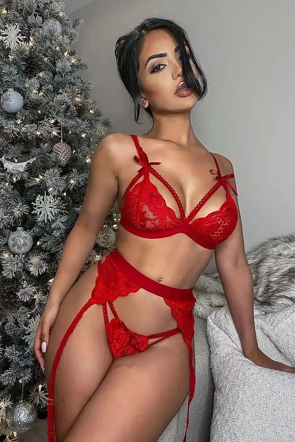 Миниатюра: Червен еротичен комплект, подчертаващ женските извивки