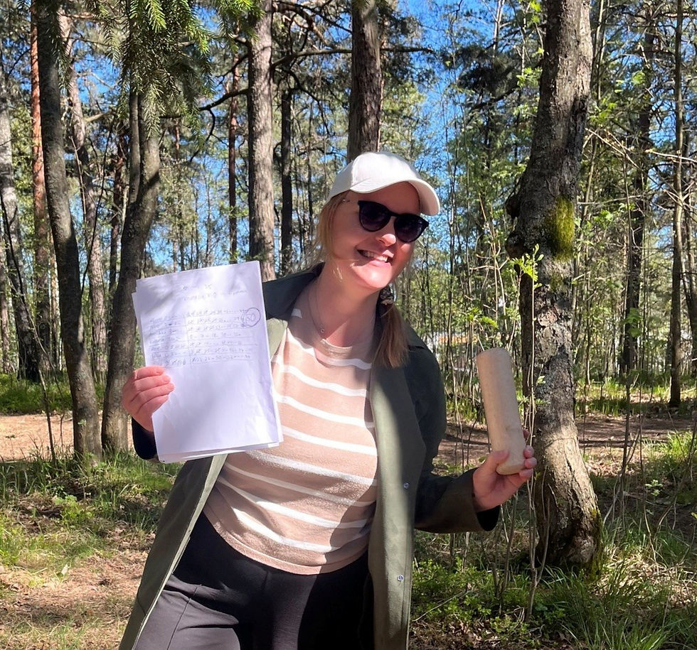 Viestintäkoordinaattori Aino hymyilee metsässä voitettuaan mölkkypelin.
