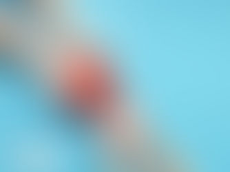 Kuvituskuva, jossa kahden ihmisen kädet ja muovinen punainen sydän.