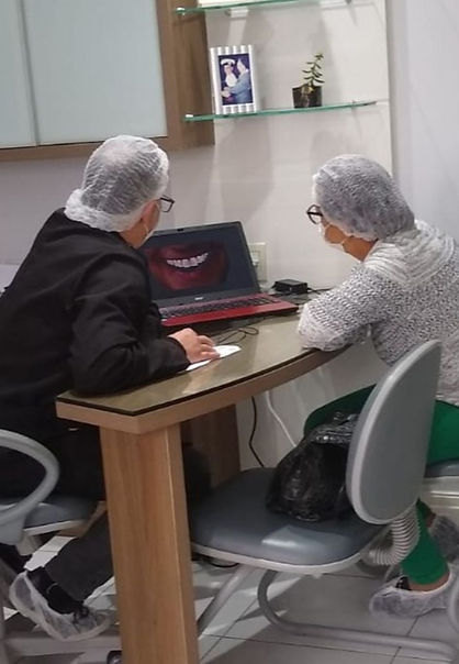 Dr. Ruy demonstrando planejamento estético à paciente