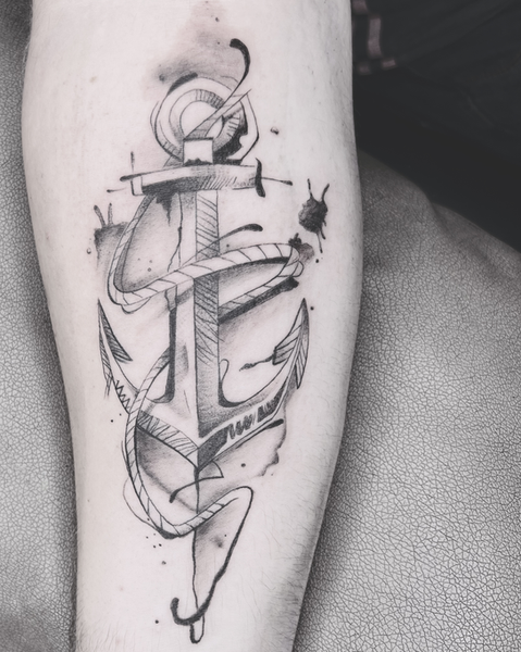 Ein cooler, moderner Klassiker: Dieses Anker-Tattoo bricht mit dem traditionellen Stil und setzt auf dynamische Skizzen-Linien, feine Schraffuren und abstrakte Farbspritzer-Effekte. Perfekt angepasst für den Unterarm – entworfen und gestochen von Neuanstich Landkreis Stade.