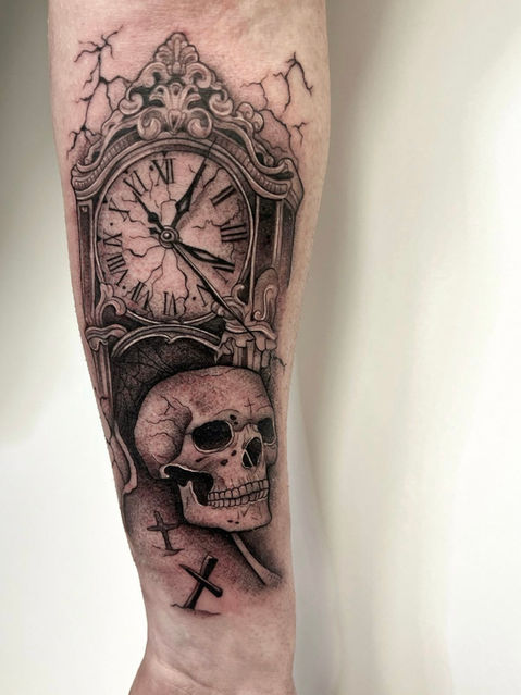 Ein detailreiches Black-and-Grey-Tattoo auf einem Unterarm, gestochen in einem Tattoo-Studio in Stade