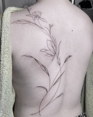 Rücken Tattoo Frau dezent