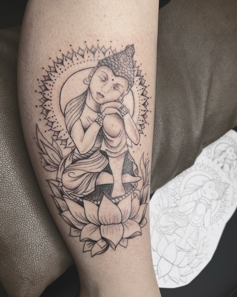 Detailreiches Black and Grey Tattoo eines schlafenden oder meditierenden Buddhas in einer Lotusblüte mit einem verzierten Heiligenschein im Dotwork-Stil, gestochen bei Neuanstich in Horneburg Landkreis Stade.