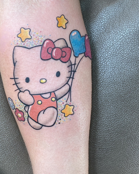 Niedliches farbiges Comic-Tattoo von Hello Kitty, die herzförmige Luftballons hält und von bunten Sternen umgeben ist, kreiert von Neuanstich bei Stade.