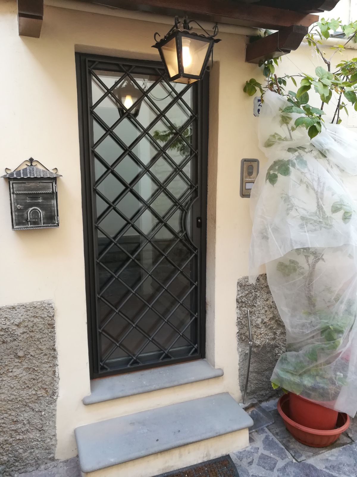 porta in ferro con grata