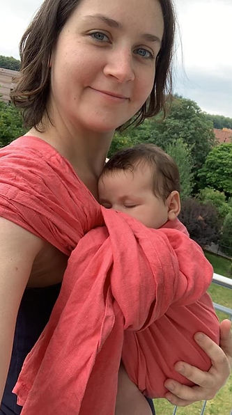 Cynthia, doula, avec son bébé en portage