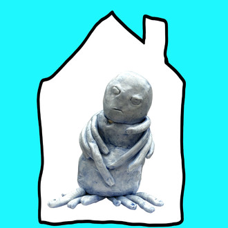 blauw geglazuurd porseleinen beeld, pottenkijker van tweekeerleuk, die boos kijkt en een rugzakje heeft, daarmee is hij heel grappig.