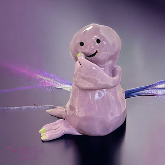 schattig lila keramiek beeldje, dat je toelacht, pottekijker