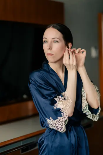 Bride in navy blue robe getting ready for a summer wedding in Westin Bayshore, Vancouver, British Columbia