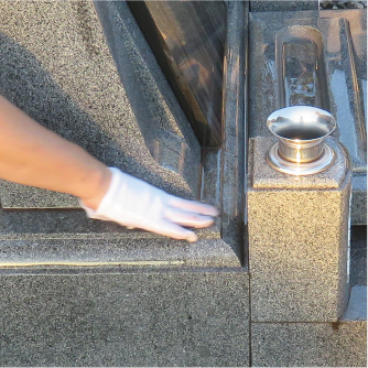 手作業でお墓を掃除