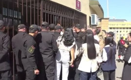 Les parents de soldats portés disparus depuis la guerre de 2020 affrontent la police près du ministère de la Défense (Presse)