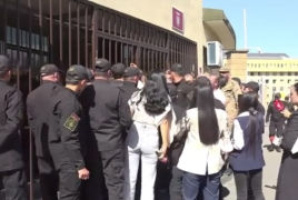 Les parents de soldats portés disparus depuis la guerre de 2020 affrontent la police près du ministère de la Défense (Presse)