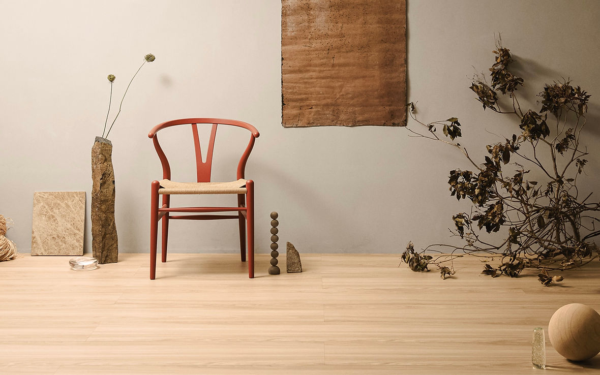 自然光と植物、木製家具を組み合わせ、床の質感や素材感が伝わる住まいのスタイリング