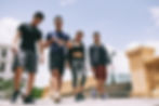 Grupo de cuatro hombres adultos jóvenes considerando la donación de semen