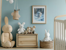 chambre de bébé bleu avec une affiche de renard polaire