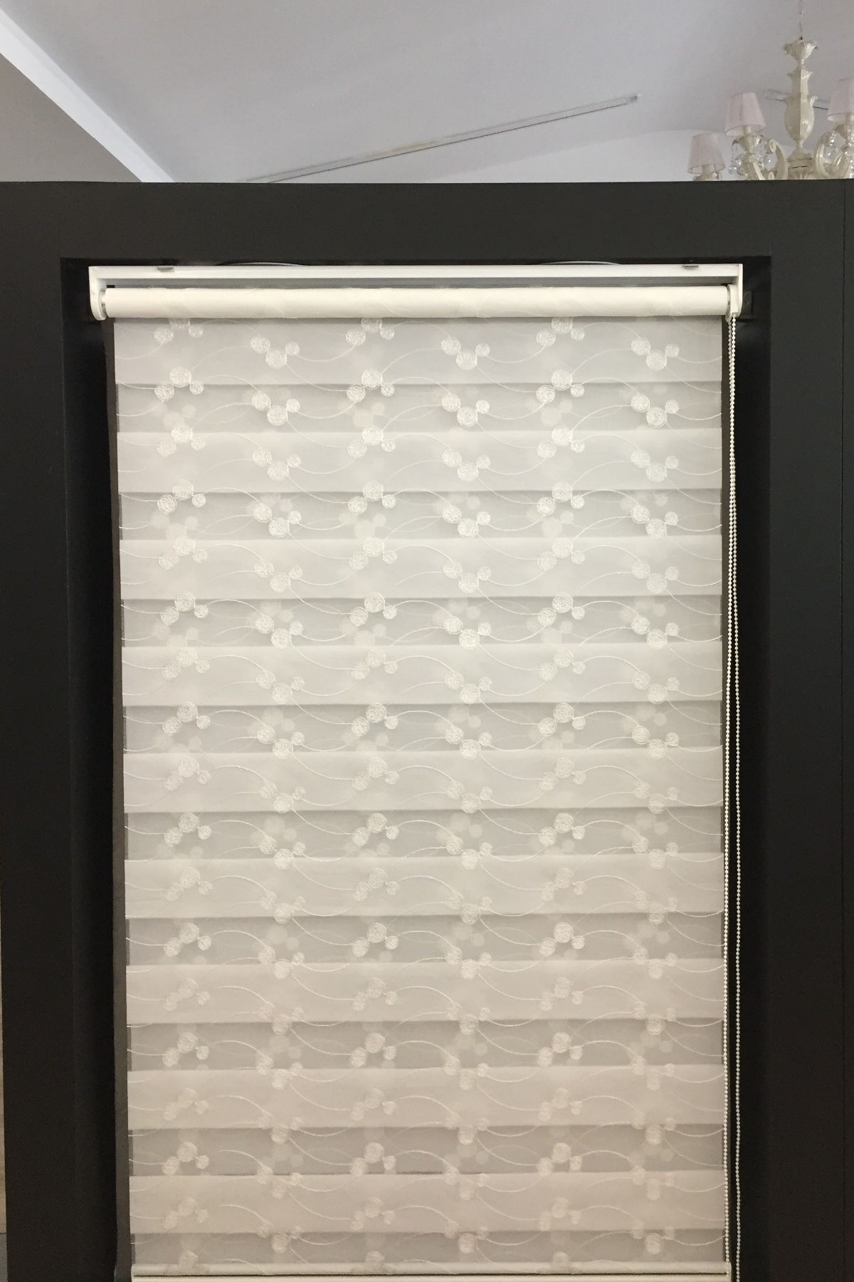 KIRIK BEYAZ İŞLEMELİ ZEBRA PERDE SARMAŞIK PUANLI