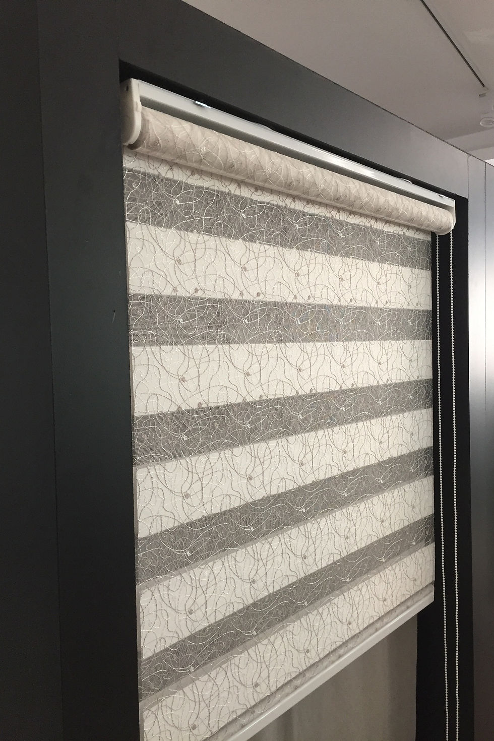 Küçük resim: KIRIK BEYAZ, PUDRA İŞLEMELİ ZEBRA PERDE ÖRÜMCEK DESEN