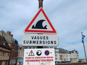 Panneau indiquant un risque de submersion dans une commune cotière en France