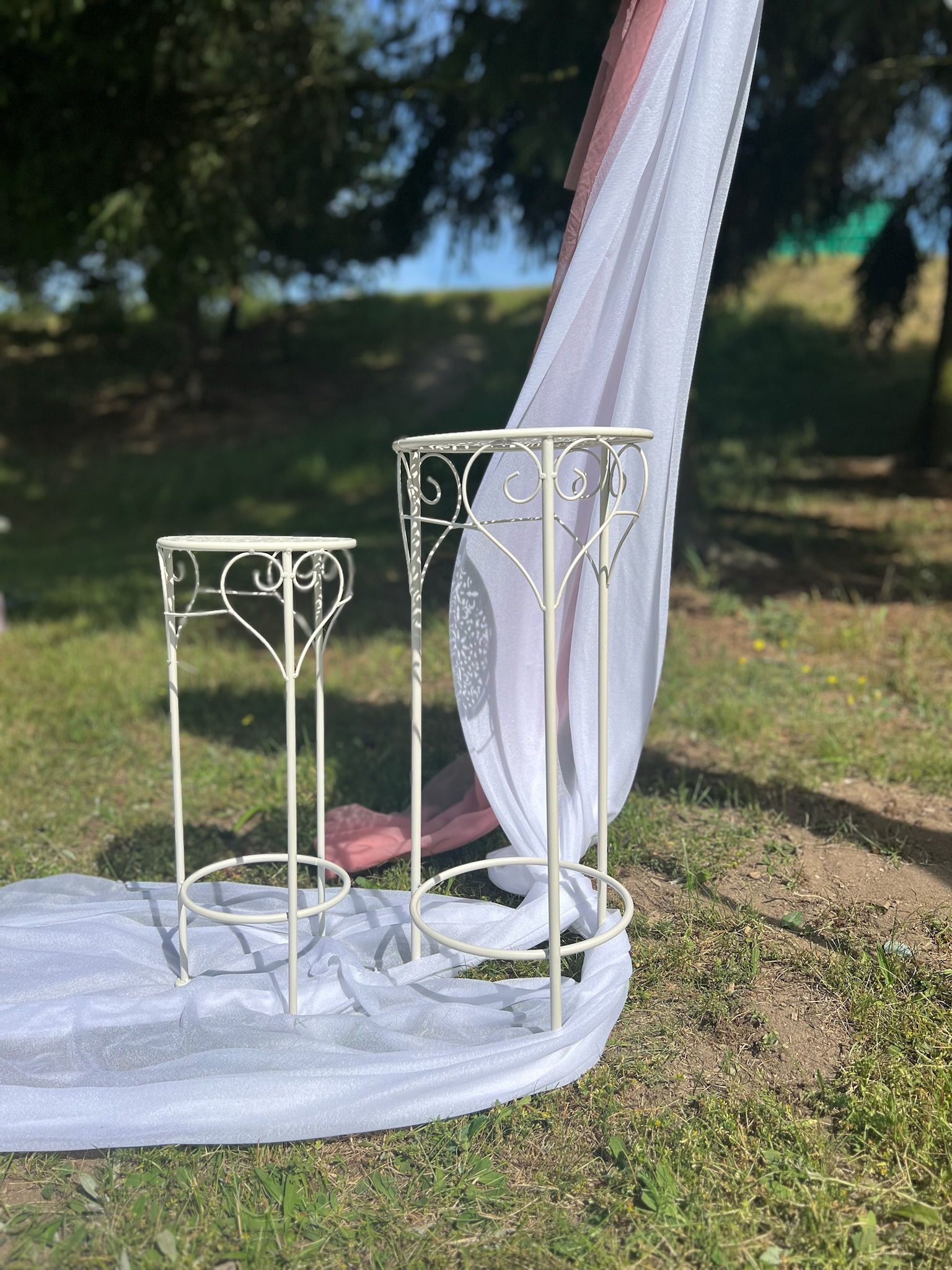 Bílý kovový stojan