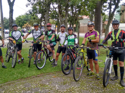 Pessoas de todas as idades se rendem aos grupos de ciclistas
