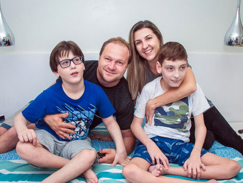 Pais adaptam bicicleta para passear com filhos com paralisia cerebral