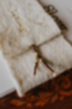 Wollen sleeve met houten stokje om Limited Edition Boeken Slow Living & Slower Living