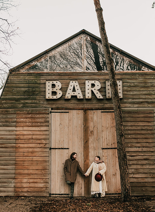 bruidspaar voor barn