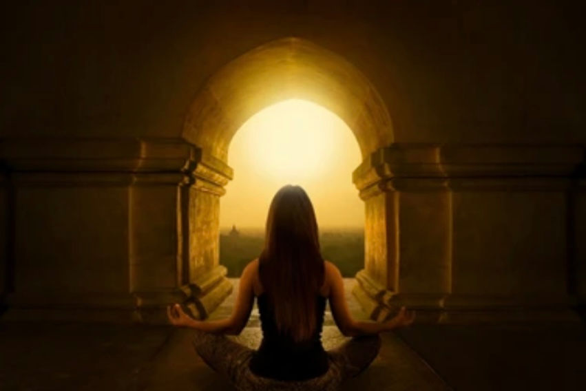 Devojka u Hramu radi meditaciju