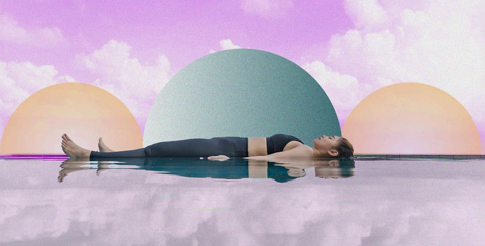 Devojka leži u praksi Yoga Nidre