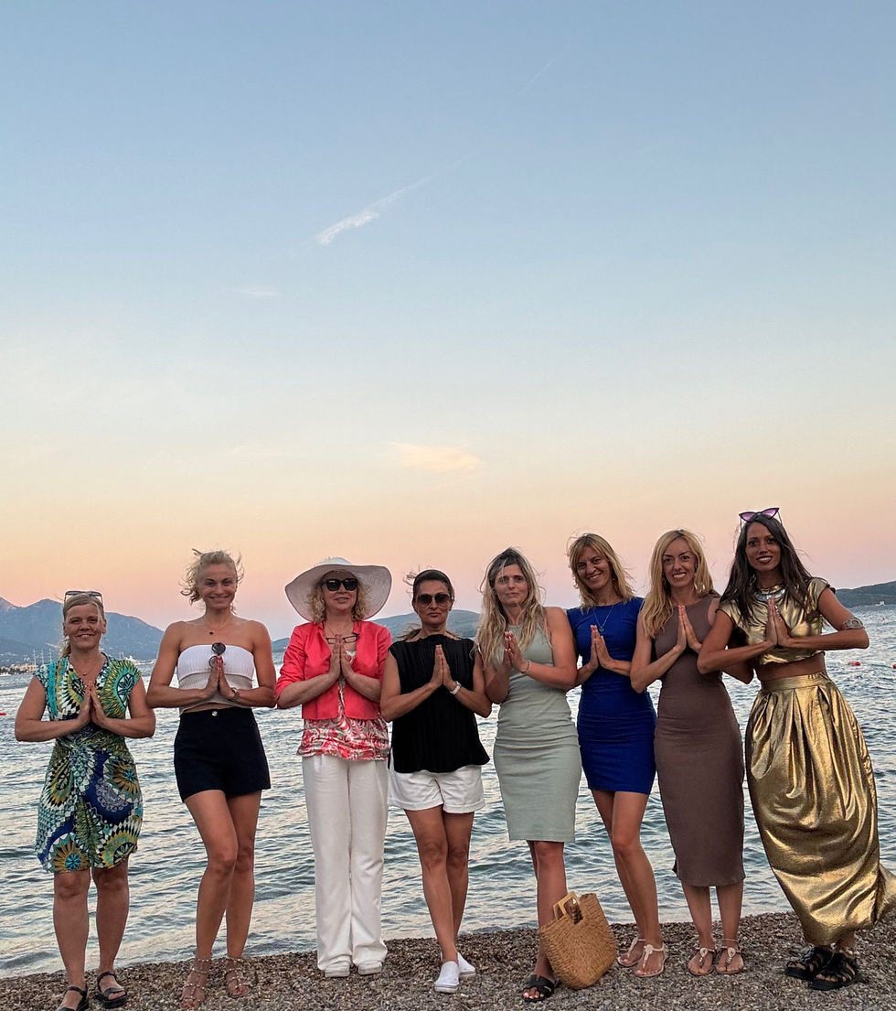 Yogine na moru pored plaže na yoga povlačenju