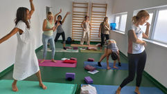 Yoga praksa na vodi u wellness prostoru, sklad tela, daha i prisutnosti u dubokom opuštanju i regeneraciji.