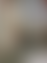 Restorativna asana sa ženskom osobom i dve svile 