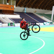 Atleta Pro Tork bate recorde mundial ao empinar bicicleta por 12 horas