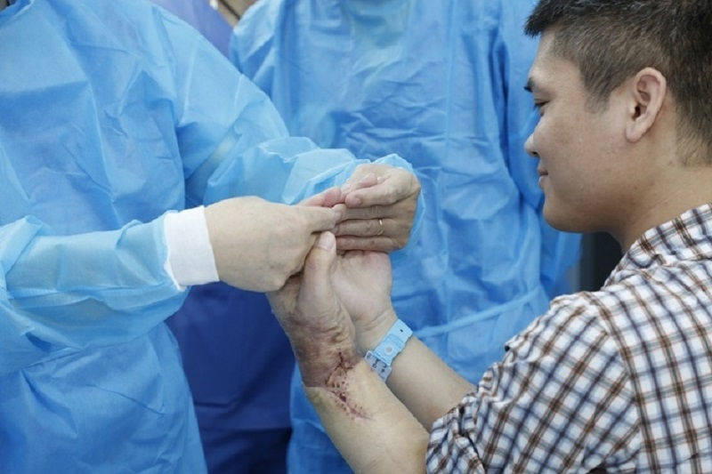 Một người bệnh vửa được ghép tay thành công và kiểm tra bởi đội ngũ phẫu thuật