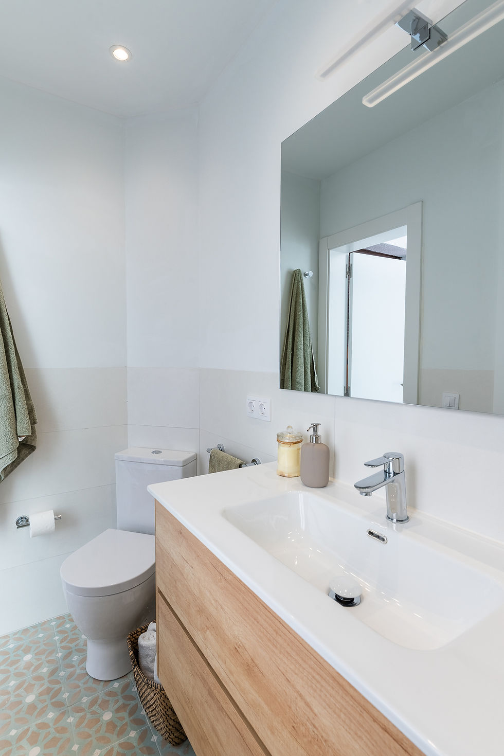 Baño con baldosa a media altura blanca y paredes pintadas, diseño de Cristina Alvarez Design