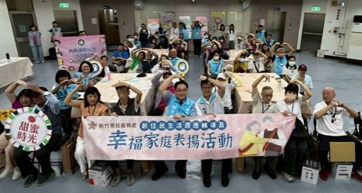 ▲鞠宗顯處長(中左)及新竹市政府林琨瀚副市長(中右)及與會新住民家庭開心大合照。