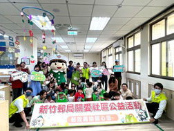 新竹郵局辦「郵愛童心」親子沙畫明信片活動　落實公益理念深耕在地